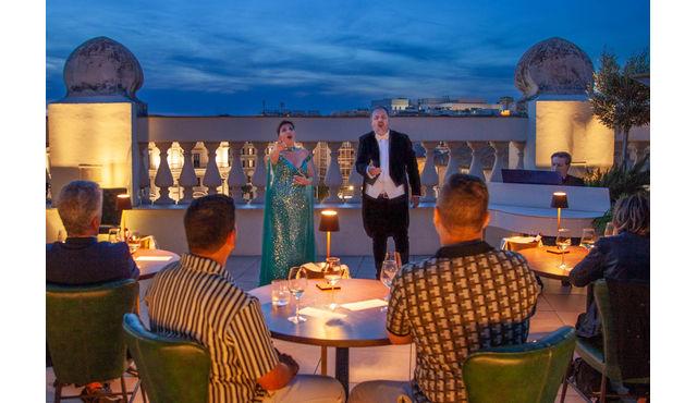 Cena con opera sul tetto a Roma